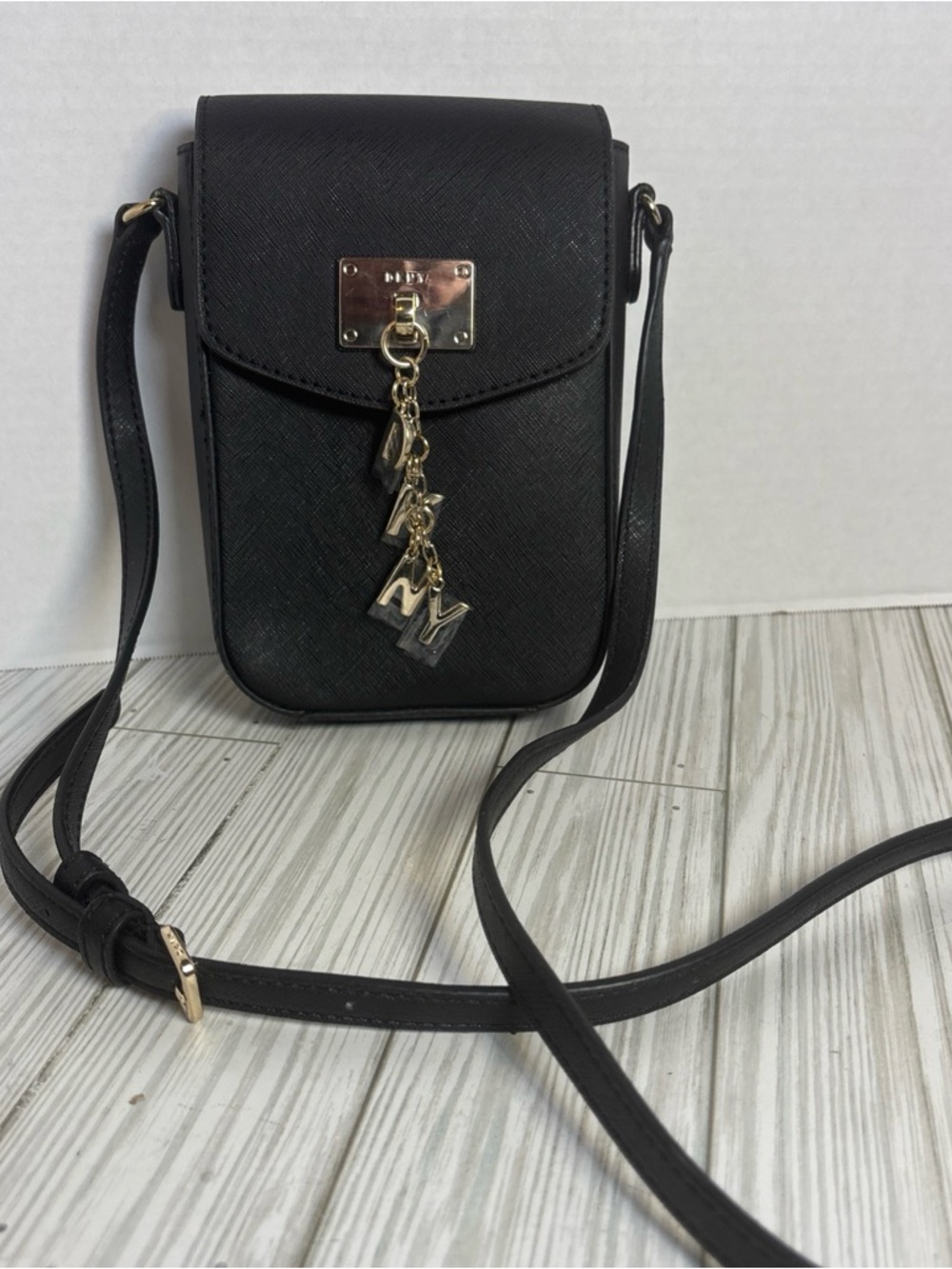 DKNY WOMENS CLEO WALLET PHONE CROSSBODY BAG LOGO BLACK/GOLD NEW$148 AUTHENTIC